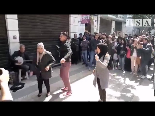 Au lendemain des violences du 12 avril, les Algérois dansent sur du chaâbi