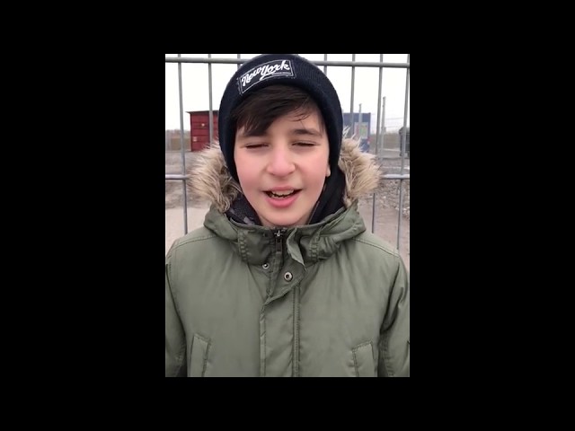 Der 12-jährigen Alikhan Tikaev grüßt seine Mitschüler