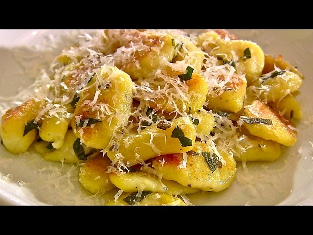Gnocchi-Gnocchi selber machen-Gnocchi mit Salbeibutter und Parmesan