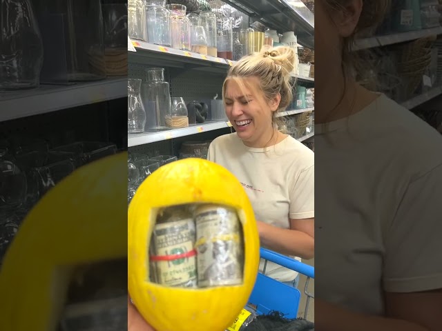 Grocery shopper jumps in to help stranger and gets blessed!