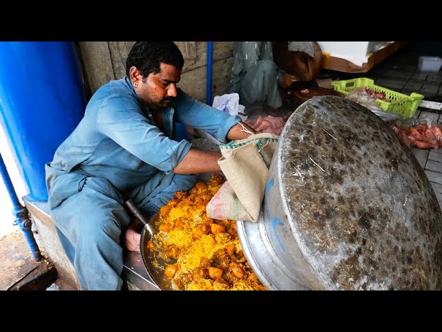 Pakistani Street Food - The BEST CHICKEN BIRYANI! Karachi Pakistan