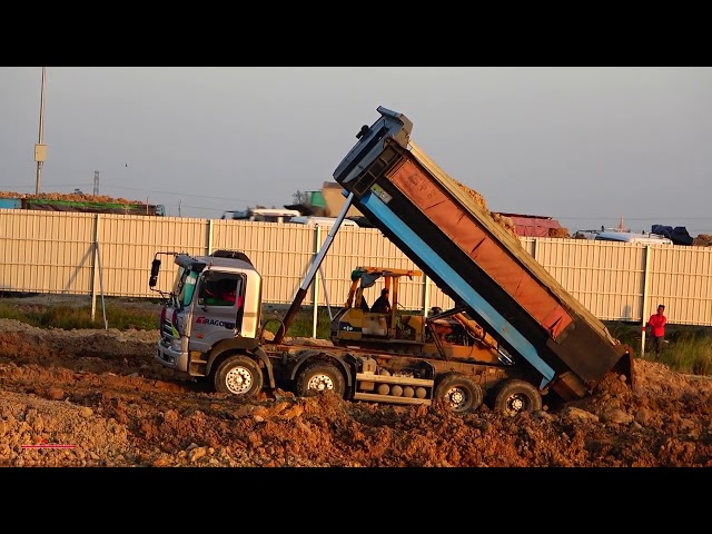 Awesome Dumper Truck Hyundai Out Soils Spread Operating Dozer