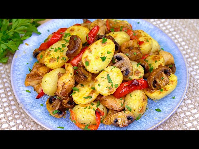 An easy and delicious dinner! Potatoes with mushrooms and chicken in the oven! Quick dinner