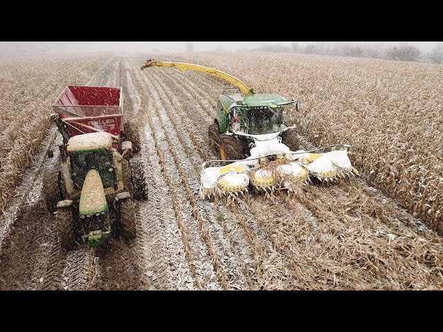 John Deere 8700 Chopping Corn in the snow