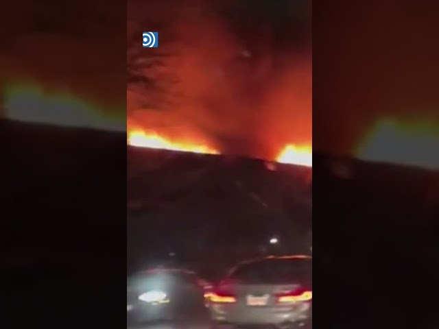 Un tren envuelto en llamas ha cruzado por el centro de la ciudad de Ontario