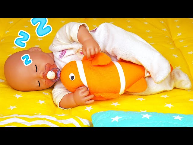 Baby Annabell doll is crying! Baby Alive doll & Baby born doll pretend playing with toys for kids.