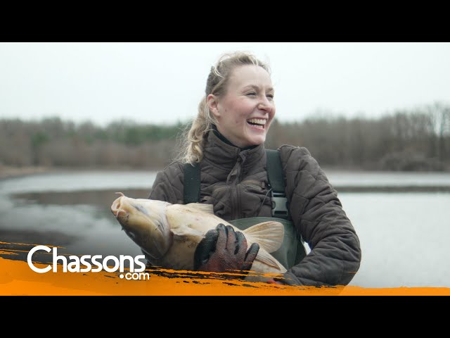 Marion Maréchal s'adresse aux chasseurs et aux pêcheurs lors d'une pêche d'étang en Sologne