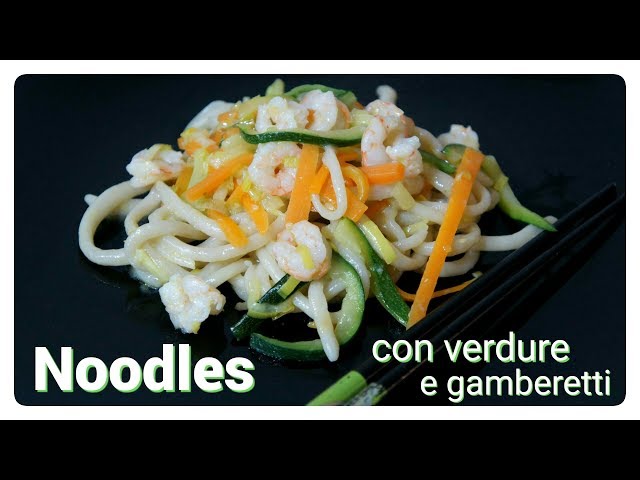 Noodles fatti in casa con verdure e gamberetti