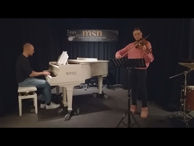 "Allegretto moderato" gespielt von Viktoria auf der Geige.