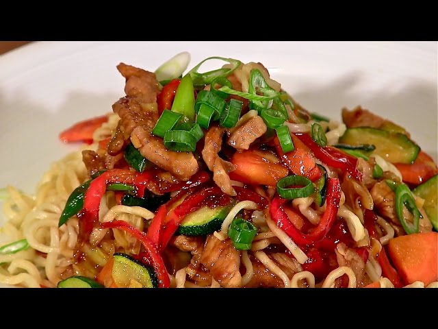 Gebratene Nudeln wie beim Asiaten-mit Hühnchen und Gemüse-Bratnudeln-Chicken Stir Fry