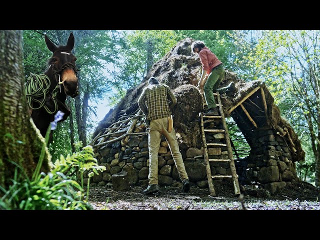 IRON AGE ROUNDHOUSE BUILD | Roofing & Horse conveyance ACTION! (Ep. 12)