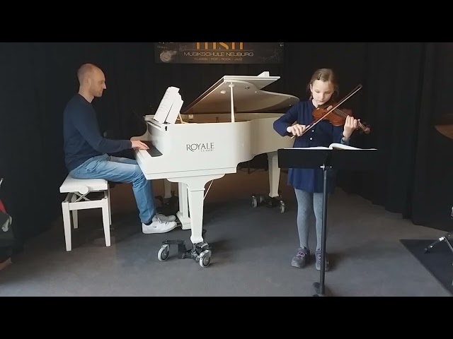 "Marsch der Oktoberkinder" gespielt von Madita auf der Geige