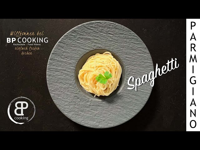 Spaghetti Parmigiano "aus dem Parmesanlaib" wie es in der eigenen Küche gelingt.
