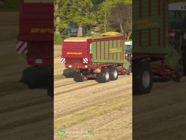 Fendt 900er Traktoren bei der Grassilage-Bergung mit Claas und Strautmann Ladewagen