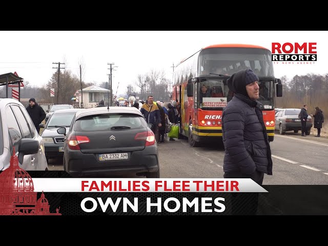 #Ukrainian refugees in Poland: There are lines of cars 10-20 miles long