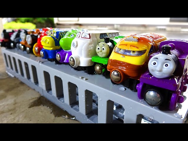 Thomas & Chuggington Wooden Train. Jump into a pool of mud and learn colors!