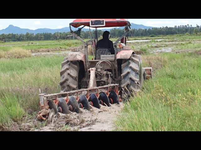 Kubota M6040SU Tractor Heavy Agriculture Equipment With Disc Plowing Thick Grasses Farmland