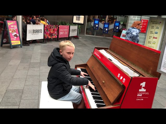 How to attract a crowd in 4 minutes - Piano Dance mix. (Watch till the end!)