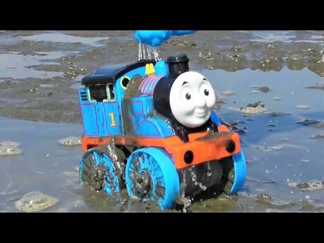Thomas & Friends toys are under the tree RiChannel