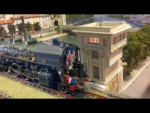 Magnifique maquette ferroviaire à l’échelle HO avec les trains miniatures du club de la Mulatière
