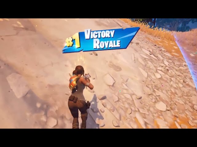 Playing Fortnite with gold weapons and almost lost (insane ending 😱)