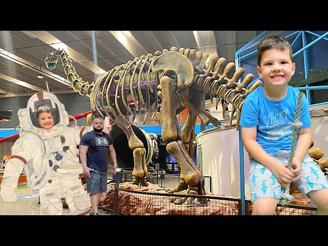 FUN at the KIDS SCIENCE MUSEUM with CALEB, MOMMy and DADDY! KID PRETEND PLAYING!