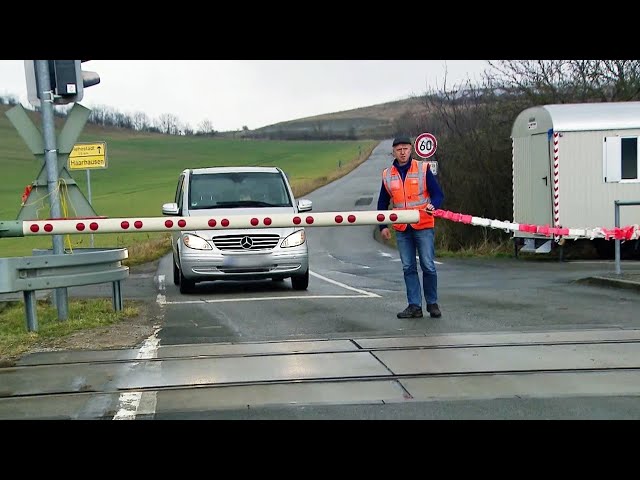 Beschränkte Bahnübergänge | SPIEGEL TV