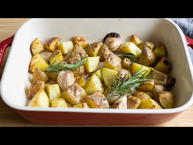 Easy Garlic Roasted Potatoes | Perfect blend of textures and tastes