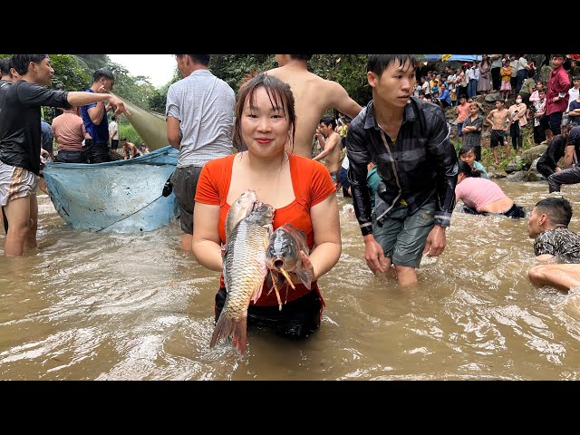 Thousands of people participate in the festival of catching fish by hand in the cold water stream