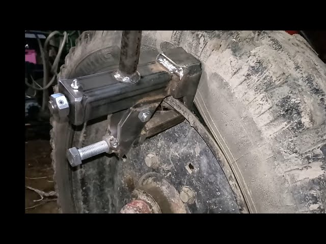How to break a tyre bead using a bead breaker tool. Cum sa dejantezi o anvelopa.