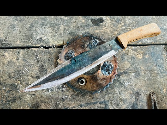 KNIFE MAKING - FORGING A SHARPEST HUNTING KNIFE FROM THE BROKEN SPROCKET