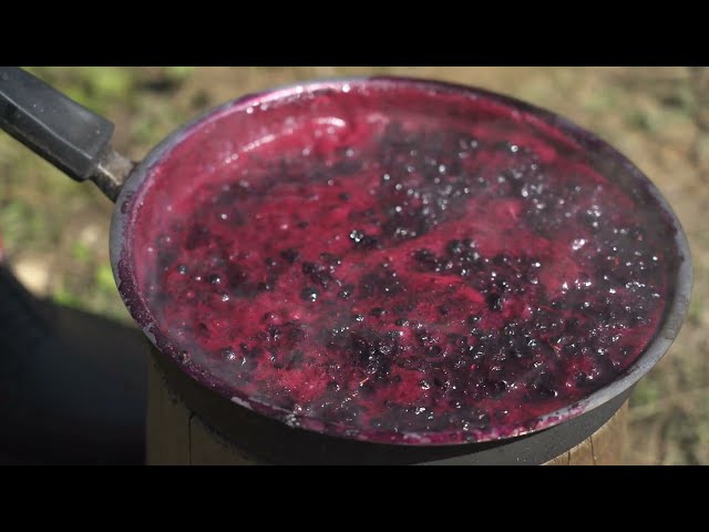 Primitive Cooking in the Wilderness: Surviving in an Abandoned House on a Snowy Mountain.