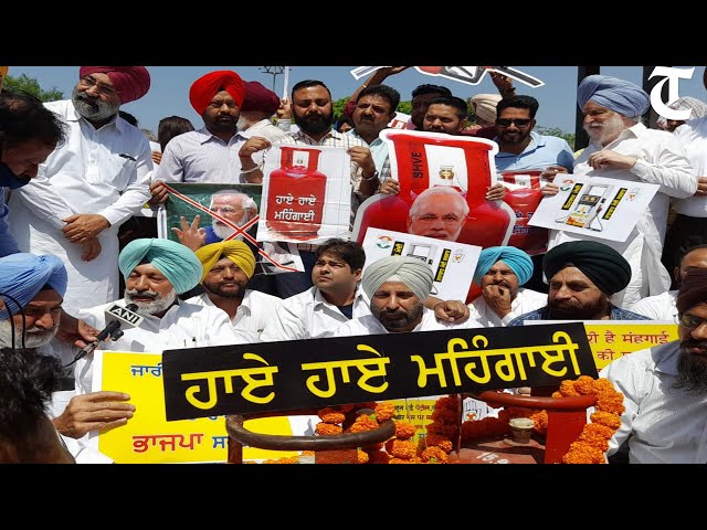 Mohali: Former Punjab Minister Balbir Sidhu leads Congress protest against rising fuel prices