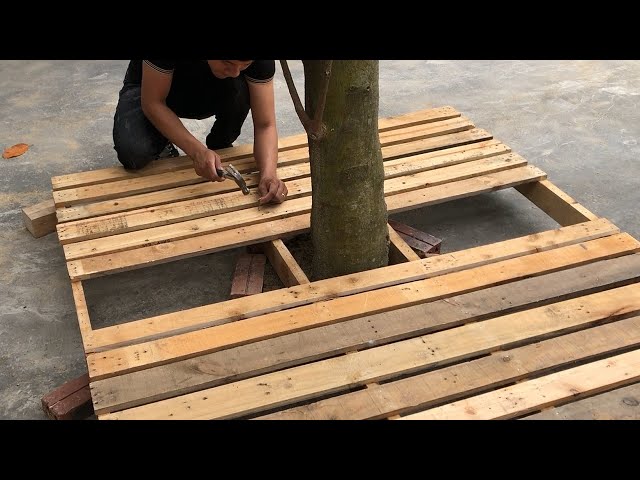 Great Creation For The Garden From Just Two Old Pallets//Tree Bench Ideas for Added Outdoor Seating
