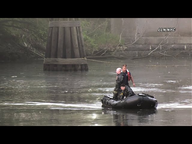 NYPD & FDNY Divers Find 3 People after Car Crashes into Water / Newtown Creek, Queens