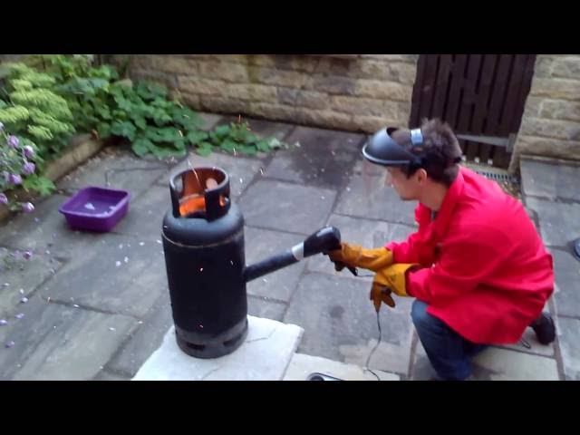 Why you should NEVER use a wet crucible for melting down aluminium!