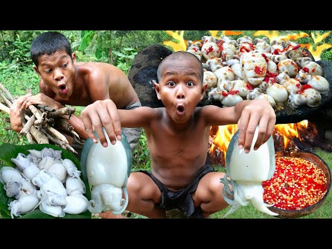 Primitive technology - Cooking squid on a rock and eat in jungle - Eating show