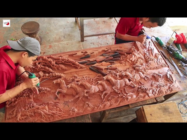 Carve 8 horses in a giant piece of wood - Aulac Woodart