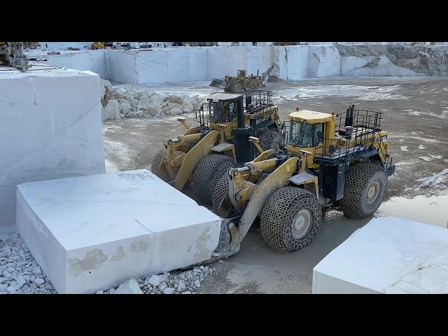 Huge Komatsu Wheel Loaders Pulling 250 Tonnes Marble Column - Birros Marble Quarries