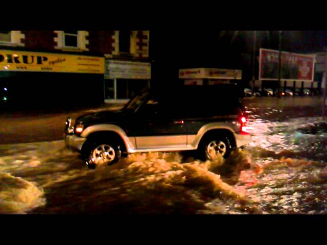Kirkstall Road Floods, Leeds - Mayhem Cars!