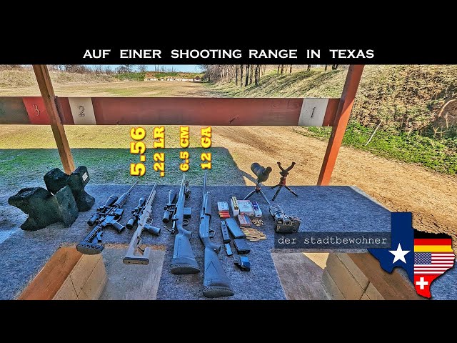 Mit der Gewehrsammlung auf einem Outdoor Schießstand in Texas