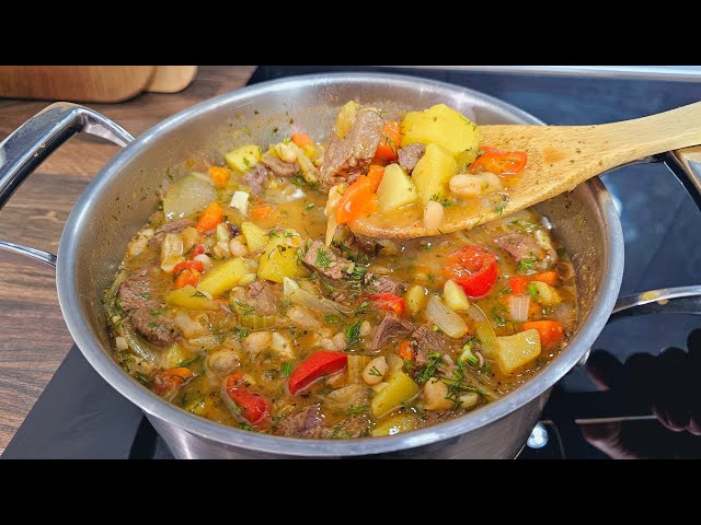 Oh god, how delicious it is! Just add everything to the pan! Stew with vegetables and potatoes!