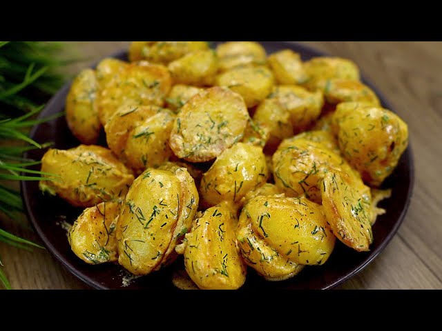 Recipe for delicious potatoes in creamy garlic sauce. Easy and quick dinner!