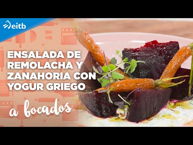 A BOCADOS: Ensalada de remolacha y zanahoria con yogur griego + Buñuelos de calabacín