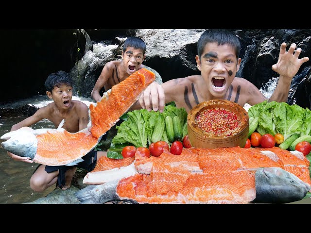 Primitive Technology - Eating Salmon Fish So Delicious At The Waterfall