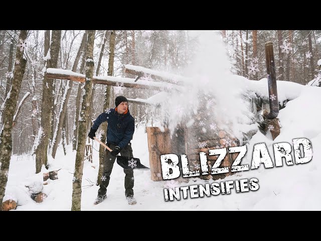 SNOWFALL INTENSIFIES | Second day in the DUGOUT | Bushcraft