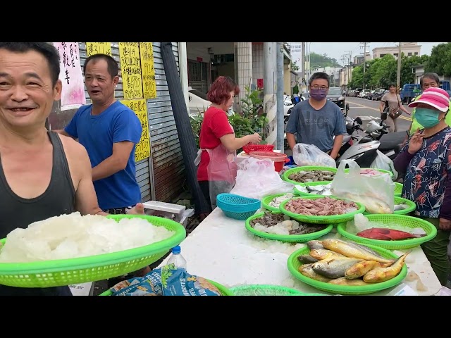 客人稱讚阿源很有趣，還會說笑 台中市豐原中正公園  海鮮叫賣哥阿源  Taiwan seafood auction