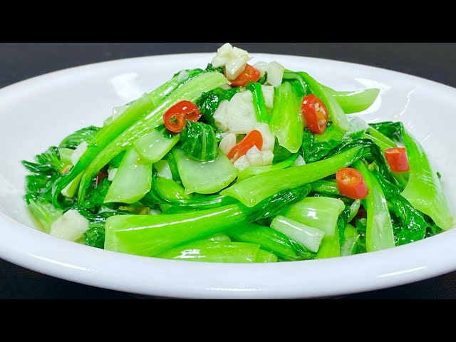 Stir-frying green vegetables, no discoloration and no runny soup is the basic skill of a chef.