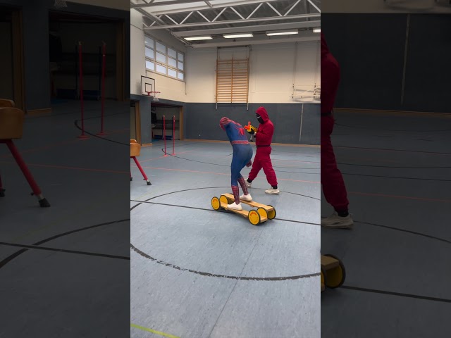 Spider-Man Parkour Challange (Floor is Lava!)