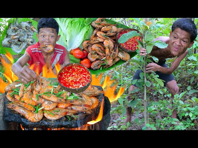 Shrimp eating in jungle, cooking on a rock | Primitive Wildlife